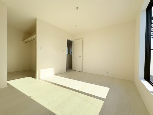 リーブルガーデン　江南市河野町河野　全4区画分譲の洋室|全居室にたっぷり収納できる大型クローゼット、居室部分の窓ガラスには間に空気層を設けたペアガラスを採用。
高い断熱性と共にガラス面の結露対策にも効果を発揮します。