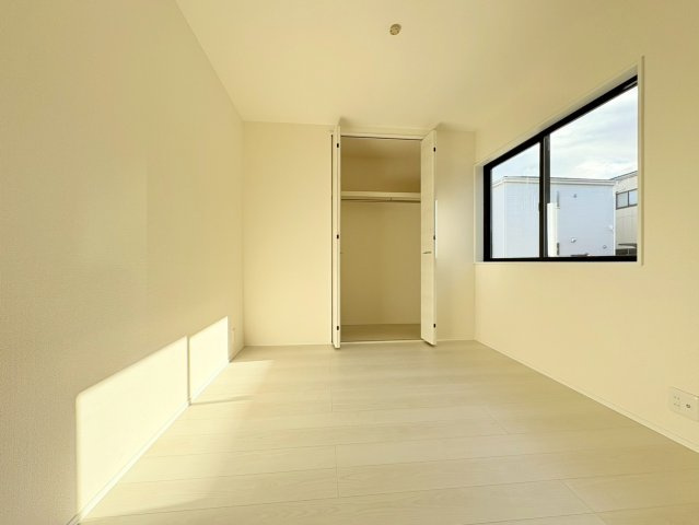 リーブルガーデン　江南市河野町河野　全4区画分譲の洋室|全居室にたっぷり収納できる大型クローゼット、居室部分の窓ガラスには間に空気層を設けたペアガラスを採用。
高い断熱性と共にガラス面の結露対策にも効果を発揮します。