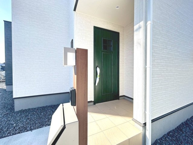 リーブルガーデン　江南市河野町河野　全4区画分譲の玄関|【ピッキング防止機能付き玄関ドア錠】玄関ドアの鍵は上下に２つあり、内側の下段は脱着サムターンキー。
鍵を不正に開錠されても、もう１つの鍵でピッキングを防ぎます。防犯性の高い仕様になっています。