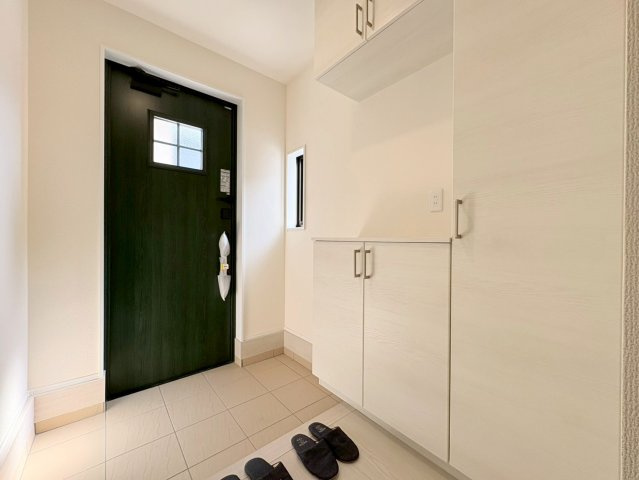 リーブルガーデン　江南市河野町河野　全4区画分譲の玄関|大容量のシューズ収納付きで玄関周りもすっきり！玄関ドアからの光が玄関ホールを明るくしてくれます。