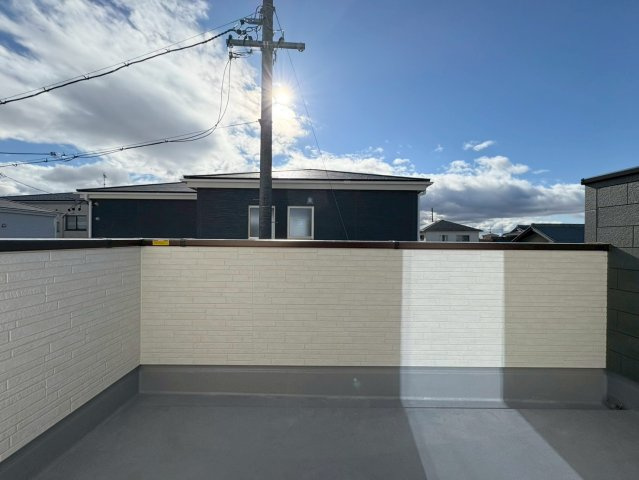 リーブルガーデン　江南市河野町河野　全4区画分譲のバルコニー|バルコニーは南向きで洗濯物もよく乾きます！強度と表面積硬度を持つFPRで防水しています。