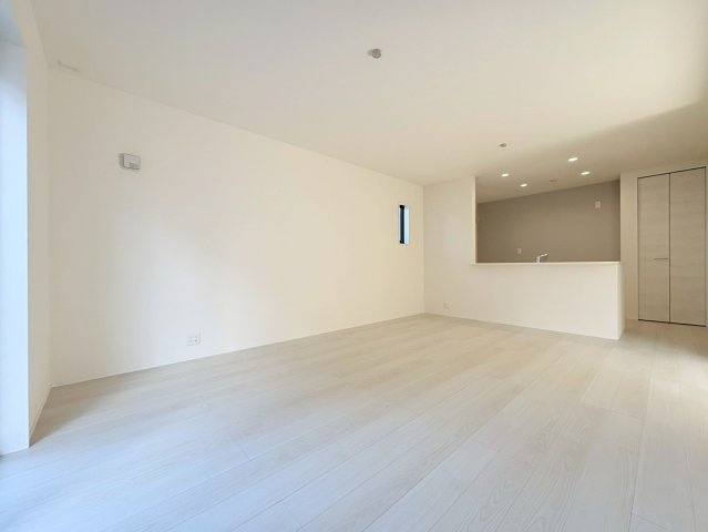 リーブルガーデン　江南市河野町河野　全4区画分譲の居間・リビング|明るい日差しをふんだんに取り込んだリビングダイニングは家族の笑顔につつまれた素敵な空間になります。
一建設の家は精度が高く丈夫な工法を採用し、「住宅トップランナー基準」に対応しています。