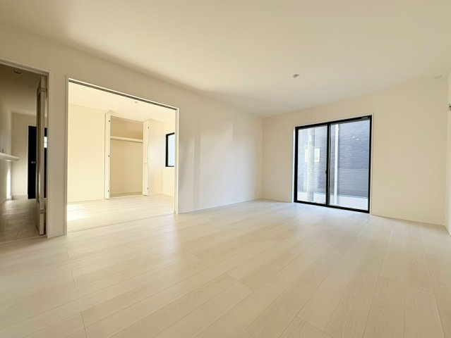 リーブルガーデン　江南市河野町河野　全4区画分譲の居間・リビング|明るい日差しをふんだんに取り込んだリビングダイニングは家族の笑顔につつまれた素敵な空間になります。
一建設の家は精度が高く丈夫な工法を採用し、「住宅トップランナー基準」に対応しています。