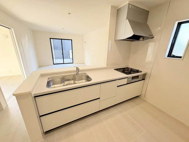 リーブルガーデン　江南市河野町河野　全4区画分譲のキッチン|機能的で手入れがしやすいシステムキッチンでお掃除も楽々。蛇口は浄水器内蔵型で節湯CI対応水栓です。　
人造大理石カウンターやキッチンパネルなど明るくきれいにお使いいただけます。