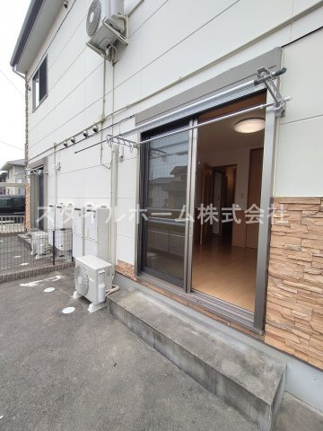 ライフイン・セイフィールドの庭|同建物内別部屋の写真です。