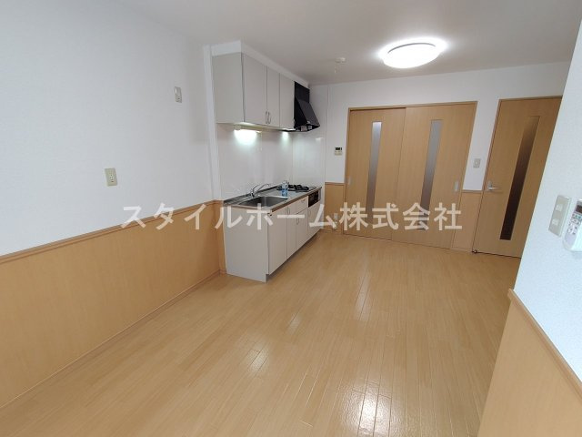 ライフイン・セイフィールドの居間・リビング|同建物内別部屋の写真です。