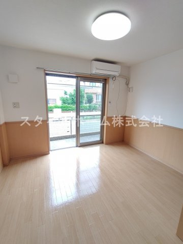 ライフイン・セイフィールドの居間・リビング|同建物内別部屋の写真です。