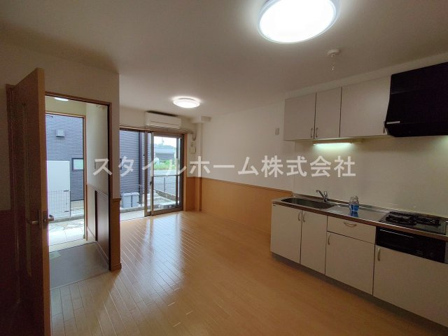 ライフイン・セイフィールドの居間・リビング|同建物内別部屋の写真です。