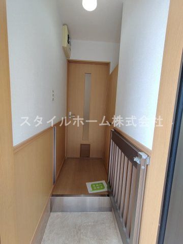 ライフイン・セイフィールドの玄関|同建物内別部屋の写真です。