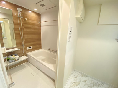  | 新築戸建て/中野2棟現場 | 施工例：TOTOのシステムオートバス、らくらくほっカラリ床、魔法瓶浴槽の保温機能があり、浴室乾燥機付き

