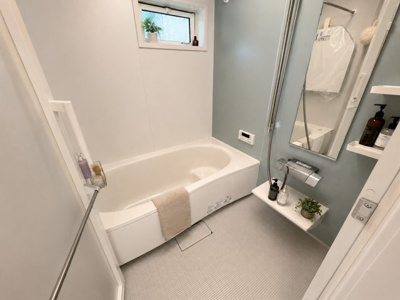 【浴室】 | テスラ電気自動車付き　新築一戸建て　中野2棟 | 施工例：TOTOのシステムオートバス、らくらくほっカラリ床、魔法瓶浴槽の保温機能があり、浴室乾燥機付き