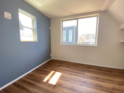  | 新築戸建て/中野2棟現場 | 施工例：「魅せる収納」があり、セレクトショップのように飾ったり、直ぐ使うスーツなども手軽に掛けられます
