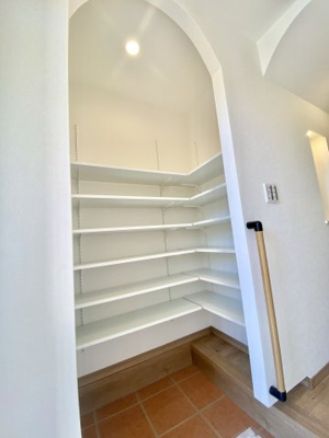 【完成予想図】 | 新築戸建て/中野2棟現場 | 施工例：アール天井の玄関収納で建物の印象を引き立たせております

