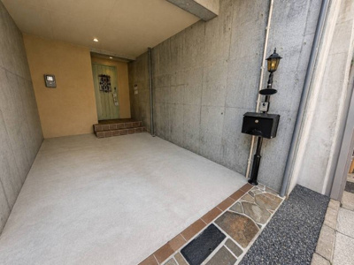 【駐車場】 | 新築一戸建て　中野坂上2棟 | 車も自転車も余裕をもって駐車できる、ゆとりあるビルトインガレージ。住まいへのアプローチも雨に濡れにくく、荷物の出し入れにも便利です