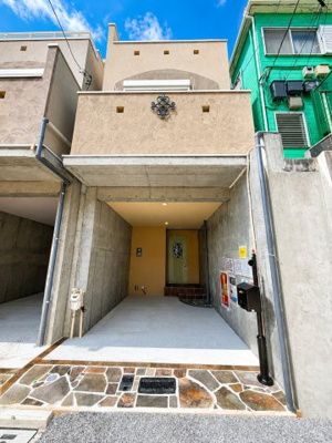 【外観】 | テスラ電気自動車付き　新築一戸建て　中野2棟 | 閑静な住宅街、車通り少ない前面道路