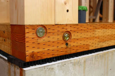 【その他】 | 新築戸建て/中野2棟現場 | 床下の換気は、基礎部と土台を基礎パッキンで絶縁し、換気しております