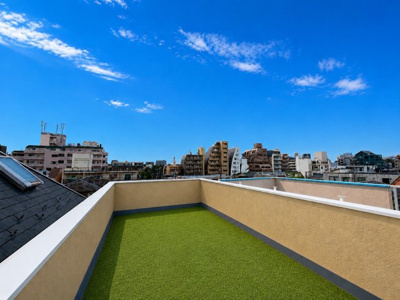 【バルコニー】 | テスラ電気自動車付き　新築一戸建て　中野2棟 | 周辺に高い建物がなく、開放感のある屋上テラス（AＩによるイメージです）