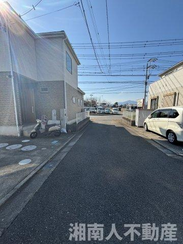 藤沢市獺郷　中古戸建の前面道路含む現地写真|前面道路含む現地写真です