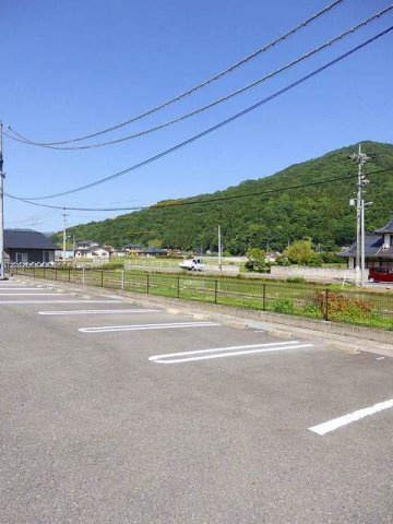 パストラルＳ　Ｃ棟の駐車場|駐車場があるので、車を買う予定の方も安心です