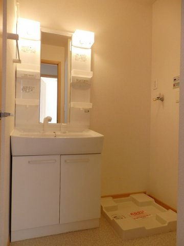 パストラルＳ　Ｃ棟の洗面所|明るい洗面所です