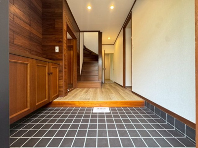 【玄関】 | 吹田市佐竹台1丁目貸家