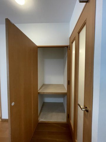 グランディア土居田の収納|リビング入口の収納です。