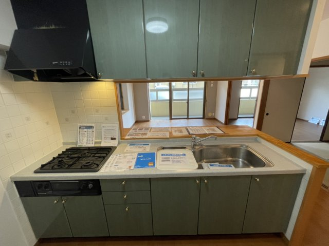 グランディア土居田のキッチン|キッチンはクリーニングを行い、フロア・クロス張替を行っております。