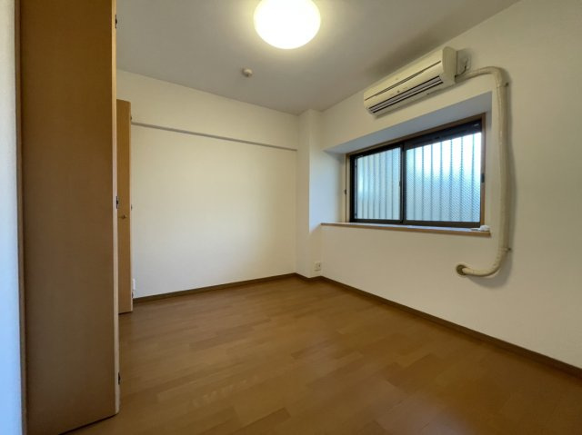 グランディア土居田の洋室|北西洋室です。
クロス・フロア張替を行っております。