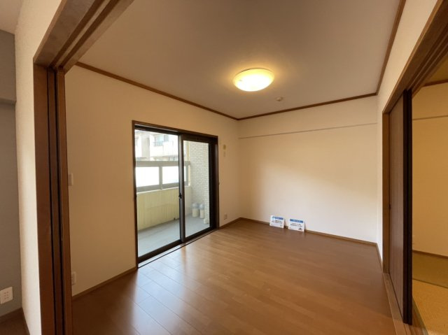 グランディア土居田の洋室|南西和室です。
クロス・フロア張替を行っております。