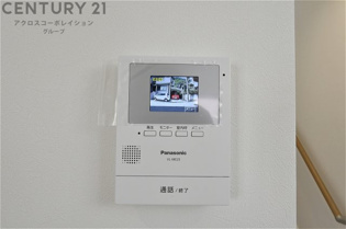 訪問者が来たときにテレビ画面で確認できるため、安心してドアを開けられます。録画機能があるものもあり、留守中に来訪者を記録しておくことができます。利便性が高く、セキュリティ面でも安心です。