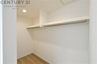 収納力が高く洋服や小物を整理しやすく、更衣室のように使え、部屋がすっきり保てます。収納の配置を自由に調整でき、換気性が良く防湿・防虫対策も可能。快適で機能的な生活空間を実現できます♪