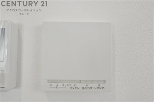 ガス式床暖房は、効率的な暖房システムであり、床からの温かさが快適な環境を提供します。床全体が均一に暖まり足元からの暖かさが感じられます。また空気の循環が少ないため、ホコリやアレルゲンの拡散を抑えます。