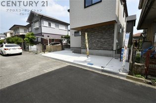 閑静な住宅街に立地しており、前面道路の交通量も少ない環境です。