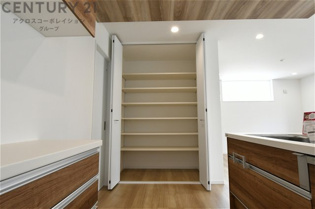 キッチン横のパントリー　多くの棚付きで調味料や保存食の備蓄に大変便利です♪