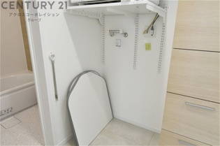 洗濯物の仕分け作業がしやすく、整理整頓が容易になります。洗濯音や湿気を他の部屋に持ち込まず、生活環境を快適に保ちます。上部を活用すれば収納スペースを確保でき洗剤や洗濯用品の整理もしやすくなります。