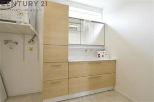 衣服の収納や脱ぎ着や整理整頓がしやすく、湿った衣類を乾燥させるスペースがありカビや臭いの発生を防ぎます。床の汚れを他の部屋に持ち込まず清潔を保つことができます。また快適な入浴環境の整備にも役立ちます。