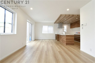 リビングダイニングは家族や友人とのコミュニケーションを楽しむ場所でくつろぎながら食事や会話を楽しめ、多目的に利用できリラックスできる空間です。家庭内の中心として機能し、快適な生活をサポートします。