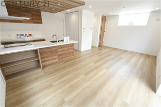 キッチン前のダイニングスペース　カウンターキッチンから料理の受け渡し等に便利です。ダイニングセットを置いても十分な広さを確保。