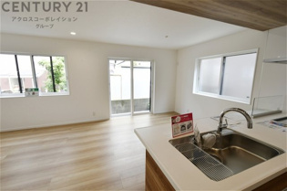 キッチン前のダイニングスペース　カウンターキッチンから料理の受け渡し等に便利です。ダイニングセットを置いても十分な広さを確保。