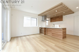 キッチン前のダイニングスペース　カウンターキッチンから料理の受け渡し等に便利です。ダイニングセットを置いても十分な広さを確保。