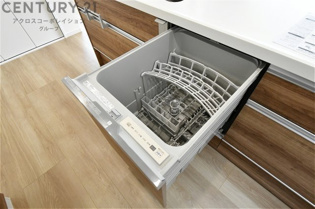 手洗いに比べて時間や労力を節約できることです。また、高温のお湯で洗浄されるため、雑菌や細菌を殺菌する効果もあります。さらに、乾燥機能があるため、手で拭く手間も省け衛生的に保管できます。