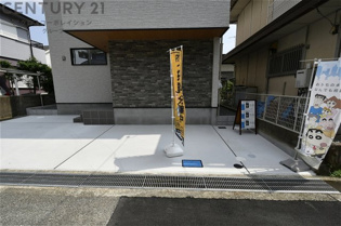 閑静な住宅街に立地しており、前面道路の交通量も少ない環境です。