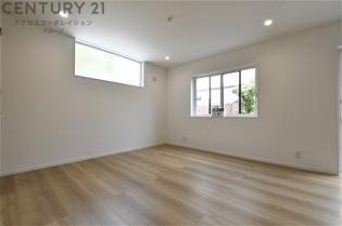 複数のダウンライトに大きな窓も多く設置された、明るいリビングスペースになります。リビングセットを置いても充分な広さを確保。リビング階段設計となっており、家族みんながリビングで必ず顔を合わせます(^^♪