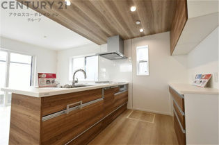 シンプルなデザインと使いやすさを兼ね備えた対面式システムキッチンは、効率的な作業スペースを提供し、家族やゲストとのコミュニケーションを促進します。