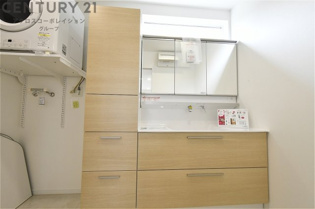 化粧品や洗顔料、歯ブラシなどの必需品をまとめて置ける収納スペースがあり、使用するたびに取り出す手間が省けます。また、水回りのため、濡れても大丈夫な素材が使用されており、お手入れが簡単です。