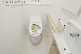 温水洗浄便座付トイレは温水洗浄機能により、暖かい水でおしりを洗浄することができ、冷たい水を使う従来の便座に比べ、温水洗浄機能で暖かいトイレを提供し、快適な使用を可能にします。