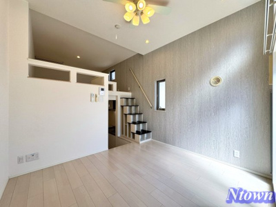 【居間・リビング】 | サニーベール志賀町 | こちらの居間で趣味の時間をお楽しみください