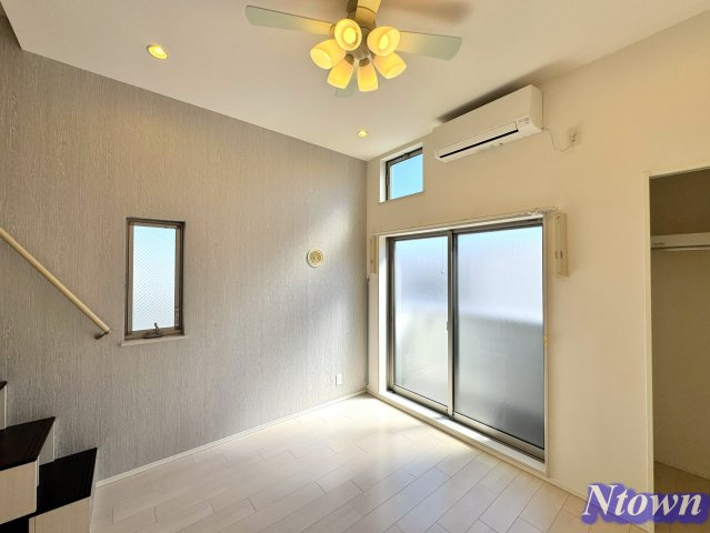 【居間・リビング】 | サニーベール志賀町 | こちらの居間で趣味の時間をお楽しみください