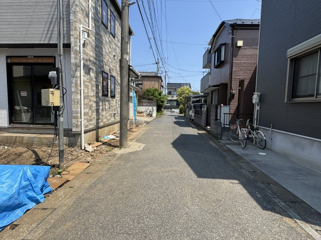 三郷市鷹野１丁目新築戸建【八木郷小学校：2分】の前面道路含む現地写真|東側前面道路