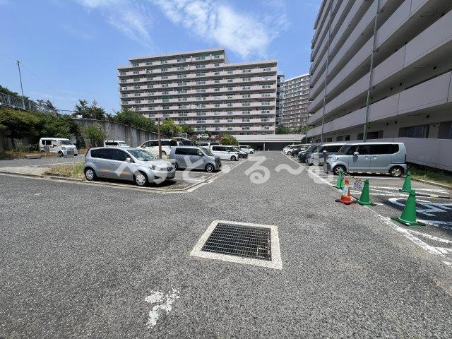 県営伊川谷第2高層住宅1号棟の駐車場